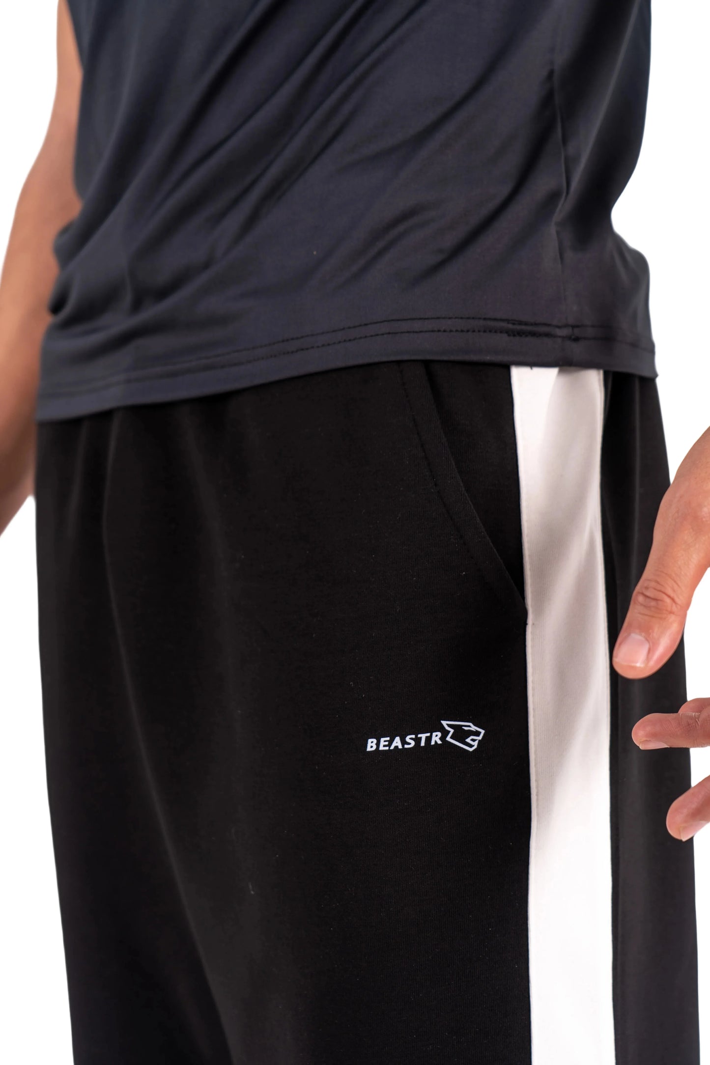 Black tee+Black Sweatpants - BEASTR